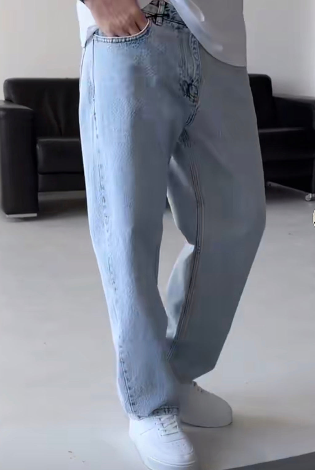 TJ Luxe Men’s Relaxed Light-Wash Baggy Jeans